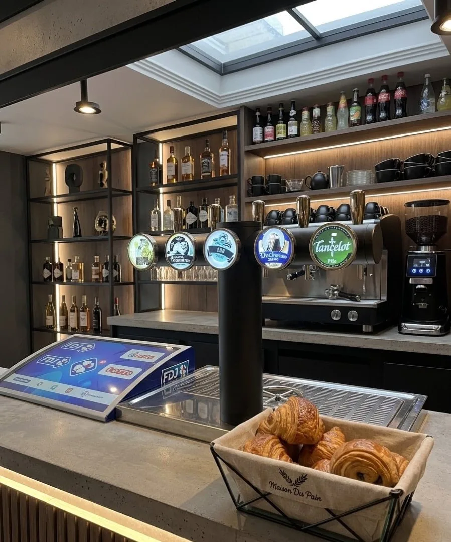 Le comptoir du Meltyss : bières pression, machine à café et billetterie FDJ.