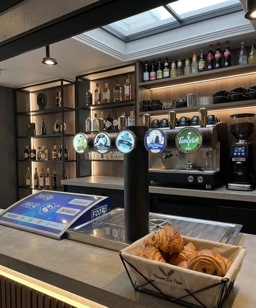 Le comptoir du Meltyss : bières pression, machine à café et billetterie FDJ.