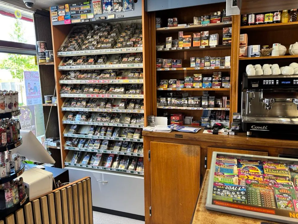 Le rayon presse et le linéaire tabac du Meltyss, derrière le comptoir.